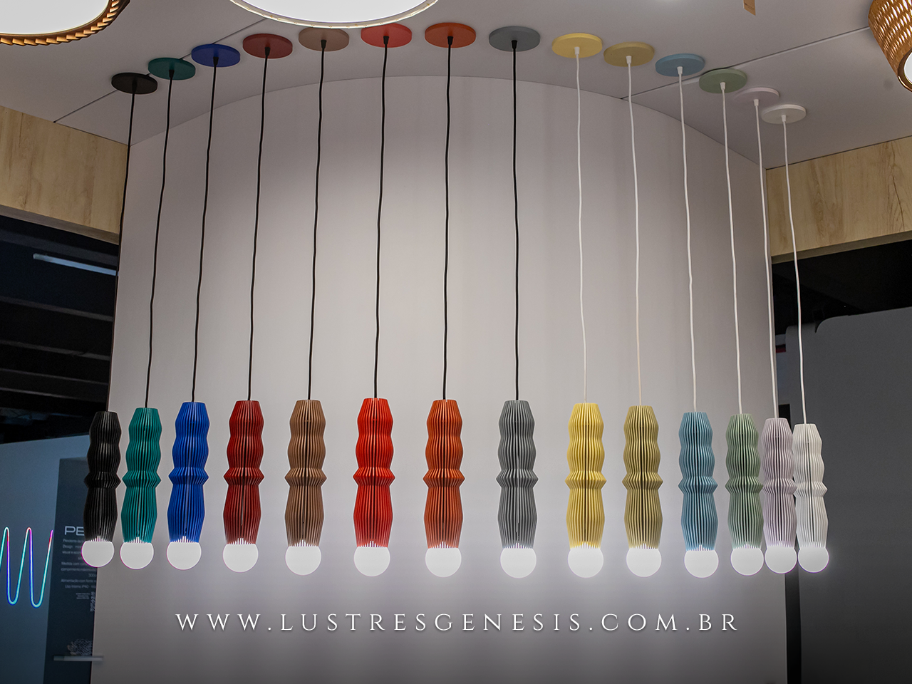 Pendente moderno com acabamento em lacas coloridas e vidro branco fosco, ideal para cabeceira de cama, balc&atilde;o de cozinha, quartos e lavabo.